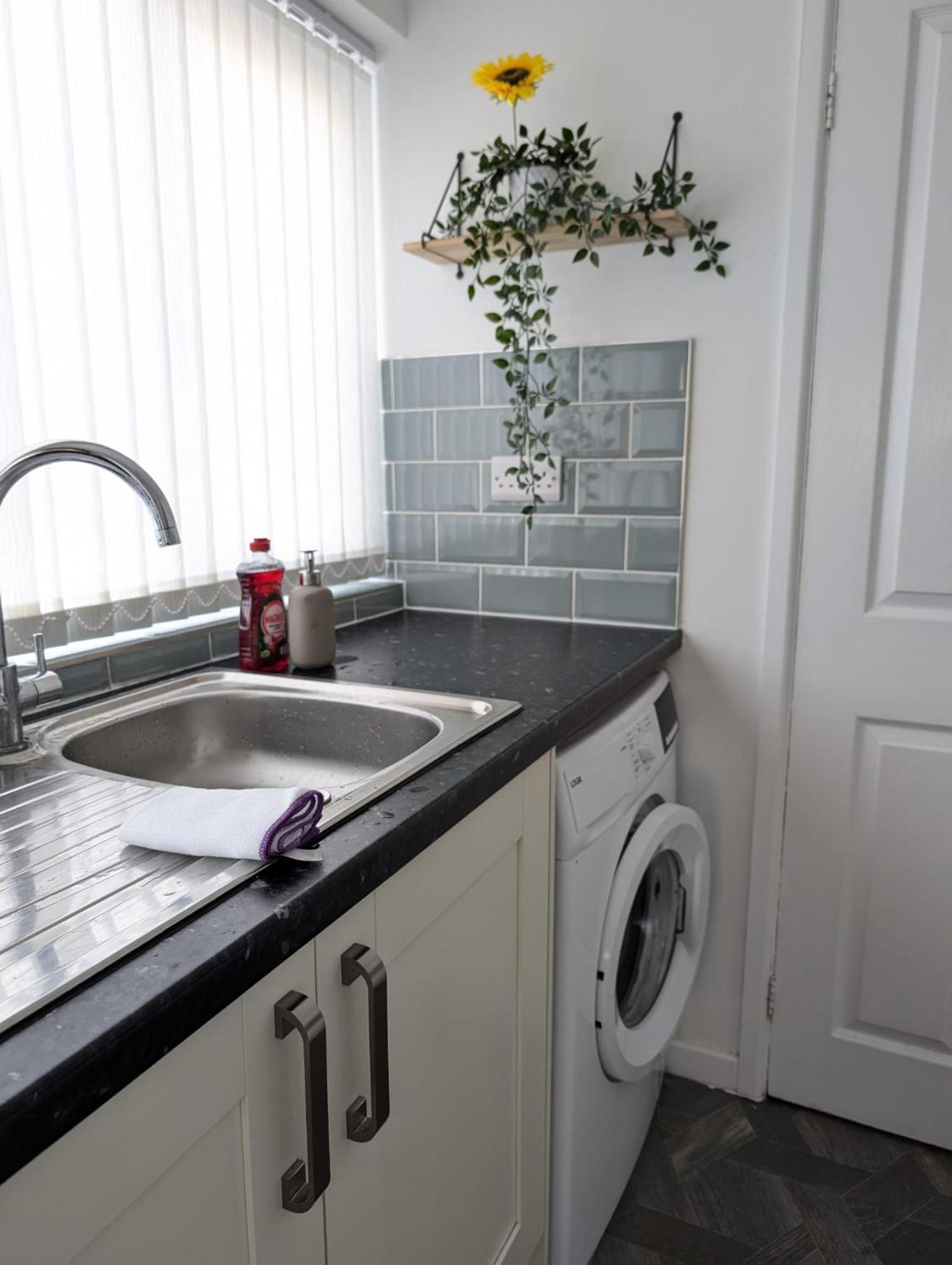 Апартаменты 3Br-St Johns Hse-Free Parking-Workers-Kitchen-Wifi-Dog Friendly Донкастер Экстерьер фото