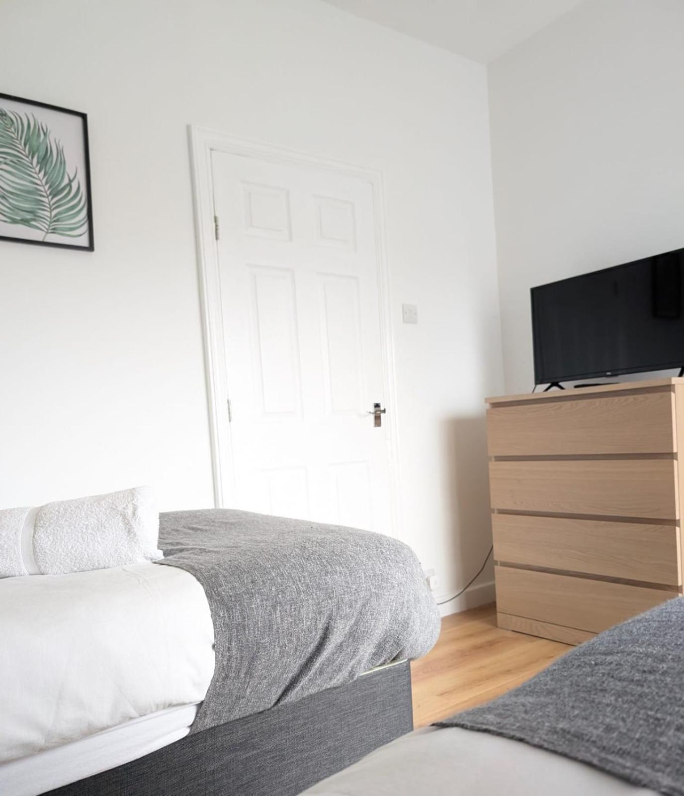 Апартаменты 3Br-St Johns Hse-Free Parking-Workers-Kitchen-Wifi-Dog Friendly Донкастер Экстерьер фото